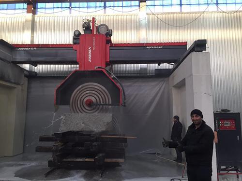 Achat d’une machine de découpe et de sciage à pont pour pierre par un client russe